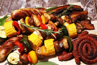 Çeşitli lezzetli ızgara et ve sebze rus tarih ile şiş