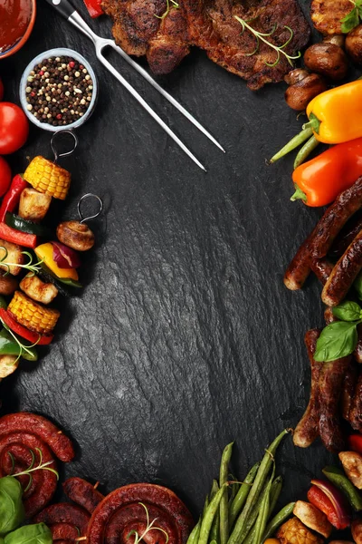 Assorted delicious grilled meat and skewer with vegetable on rus — Stock Photo, Image