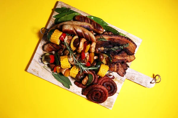 おいしい焼き肉と rus の野菜のピンチョス — ストック写真