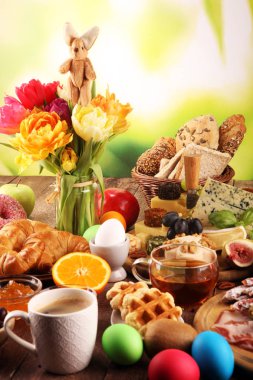 masada ekmek buns, kruvasan, kahve ve yumurta ile Kahvaltı