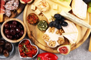 İtalyan antipasti şarap aperatifler küme. Peynir çeşitli, Mediterranean