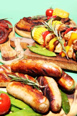 Çeşitli lezzetli ızgara et ve sebze rus tarih ile şiş