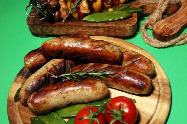 Çeşitli lezzetli ızgara et ve sebze rus tarih ile şiş