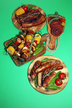 Çeşitli lezzetli ızgara et ve sebze rus tarih ile şiş