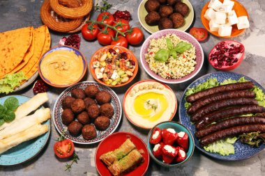 Orta Doğu ya da Arap yemekleri ve çeşitli meze, beton pas