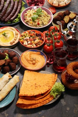 Orta Doğu ya da Arap yemekleri ve çeşitli meze, beton pas