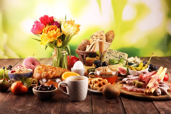朝食のパン、クロワッサン、コーヒー、卵のテーブルの上 — ストック写真