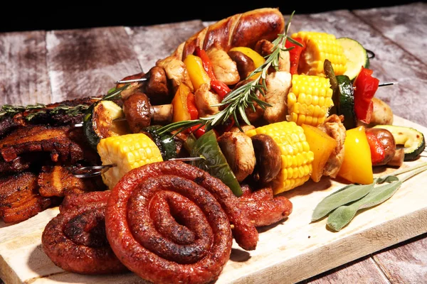 Sortidas deliciosas carnes grelhadas e espetos com vegetais em rus — Fotografia de Stock