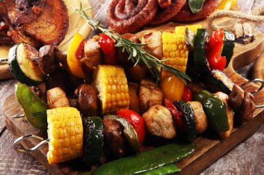 Çeşitli lezzetli ızgara et ve sebze rus tarih ile şiş