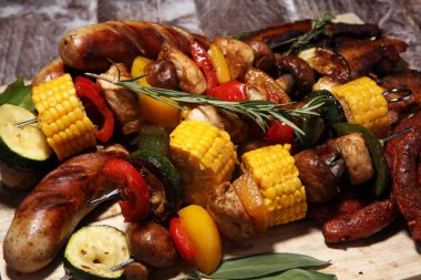 Çeşitli lezzetli ızgara et ve sebze rus tarih ile şiş