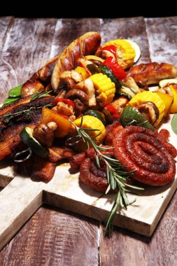 Çeşitli lezzetli ızgara et ve sebze rus tarih ile şiş