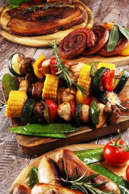 Çeşitli lezzetli ızgara et ve sebze rus tarih ile şiş