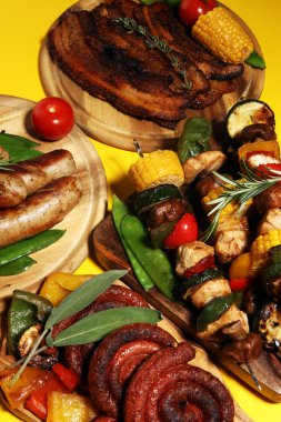 Çeşitli lezzetli ızgara et ve sebze rus tarih ile şiş