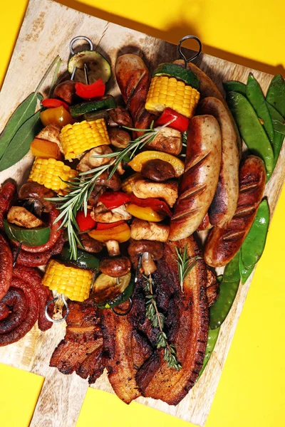 Çeşitli lezzetli ızgara et ve sebze rus tarih ile şiş