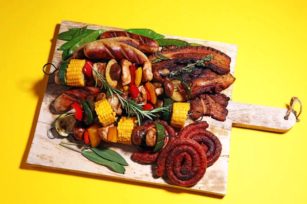 Sortidas deliciosas carnes grelhadas e espetos com vegetais em rus — Fotografia de Stock