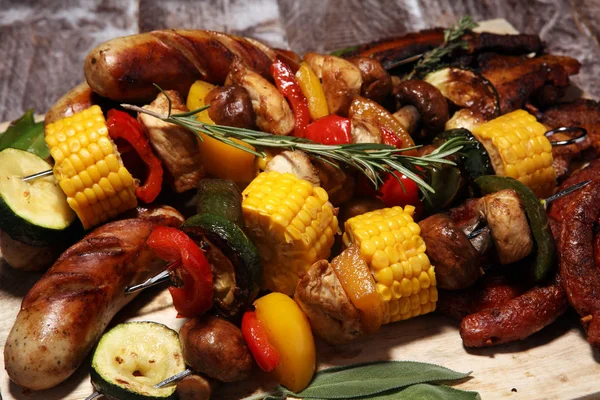 Çeşitli lezzetli ızgara et ve sebze rus tarih ile şiş