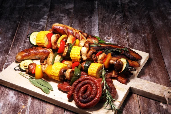 Assorted delicious grilled meat and skewer with vegetable on rus — Stock Photo, Image