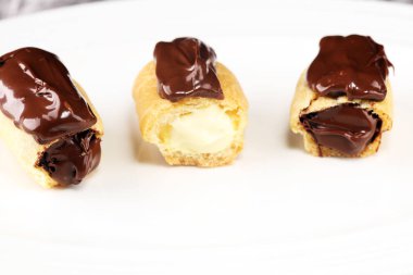 Geleneksel Fransız tatlı. Pasta çikolata sosu ile. Pastery