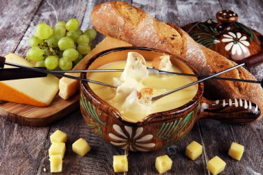 Gurme İsviçre fondü yemek çeşitli ch ile bir kış akşamında