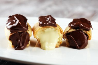 Geleneksel Fransız tatlı. Pasta çikolata sosu ile. Pastery