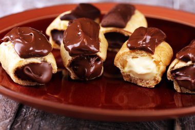 Geleneksel Fransız tatlı. Pasta çikolata sosu ile. Pastery