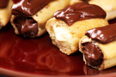 Geleneksel Fransız tatlı. Pasta çikolata sosu ile. Pastery