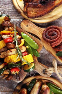 Çeşitli lezzetli ızgara et ve sebze rus tarih ile şiş