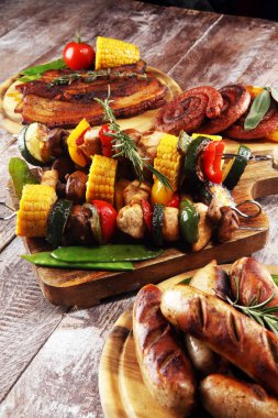 Çeşitli lezzetli ızgara et ve sebze rus tarih ile şiş