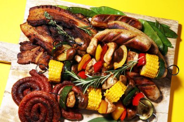 Çeşitli lezzetli ızgara et ve sebze rus tarih ile şiş