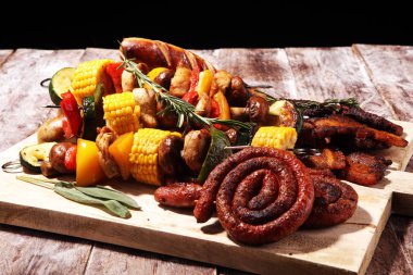 Çeşitli lezzetli ızgara et ve sebze rus tarih ile şiş