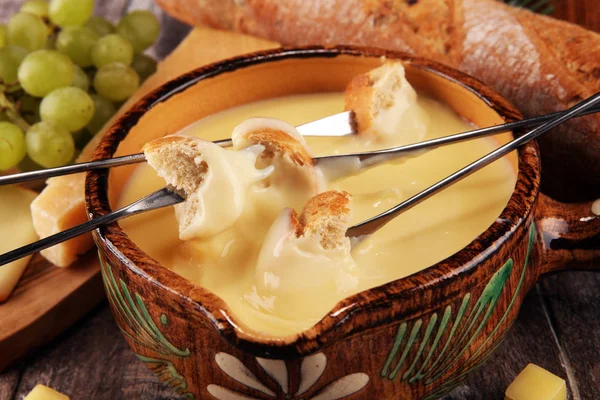 Schweizisk fondue gourmetmiddag på en vinterkväll med blandade ch — Stockfoto