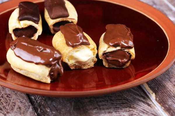 Dolce francese tradizionale. Eclair con glassa al cioccolato. Pasticceria — Foto Stock