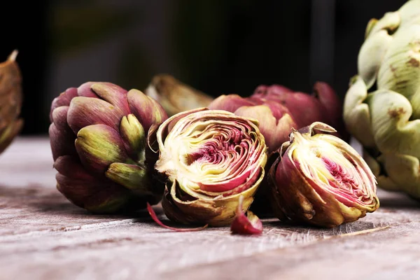 Alcachofas sobre fondo gris. flor de alcachofa orgánica fresca ve — Foto de Stock