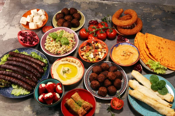 Nahöstliche oder arabische Gerichte und verschiedene Meze, Betonrost — Stockfoto