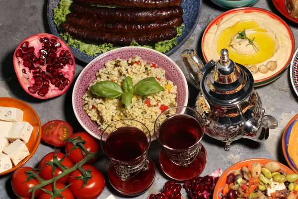 Orta Doğu ya da Arap yemekleri ve çeşitli meze, beton pas