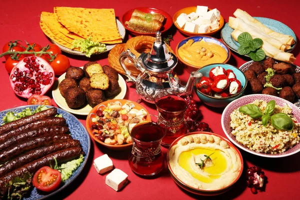 Orta Doğu ya da Arap yemekleri ve çeşitli meze, beton pas