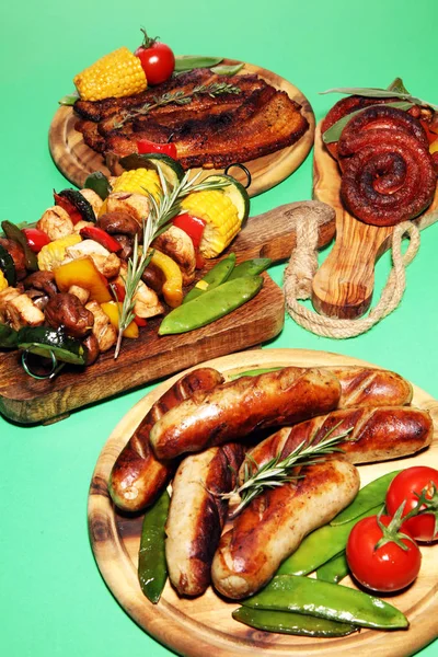 Çeşitli lezzetli ızgara et ve sebze rus tarih ile şiş