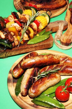 Çeşitli lezzetli ızgara et ve sebze rus tarih ile şiş