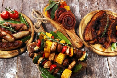 Çeşitli lezzetli ızgara et ve sebze rus tarih ile şiş