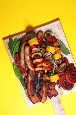 Çeşitli lezzetli ızgara et ve sebze rus tarih ile şiş