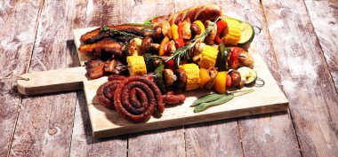 Çeşitli lezzetli ızgara et ve sebze rus tarih ile şiş