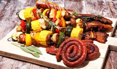 Çeşitli lezzetli ızgara et ve sebze rus tarih ile şiş