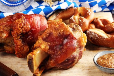 Jambon ve pr Schweinshaxe geleneksel Alman yemekleri, kavrulmuş