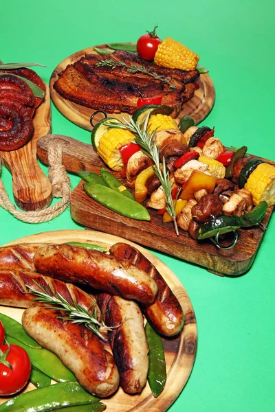 Sortidas deliciosas carnes grelhadas e espetos com vegetais em rus — Fotografia de Stock