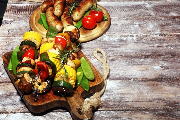 Geassorteerde heerlijk gegrilde vlees en spies met plantaardige op rus — Stockfoto