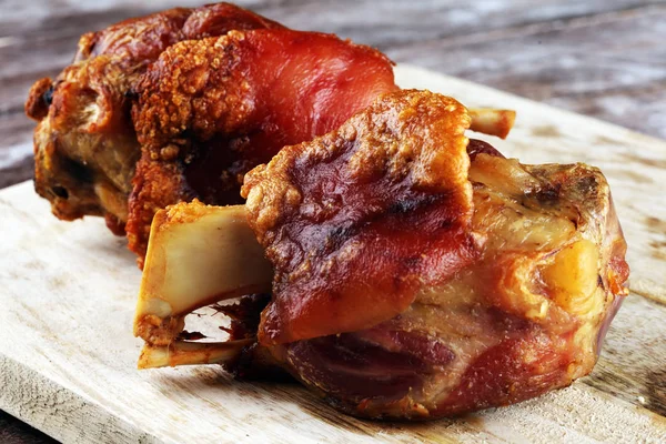 Nudillo de cerdo asado. El jamón y el tocino son alimentos populares en las Wes —  Fotos de Stock