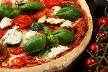 Pizza domates, mozzarella peyniri, Siyah Zeytin ve fesleğen ile. 