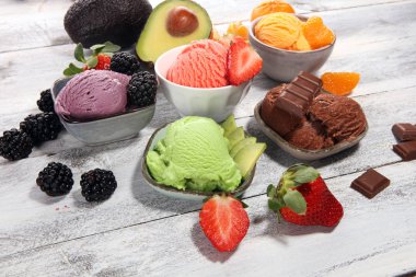 Farklı renk kümesi dondurma kaşık toz ve lezzetleri ile olmak