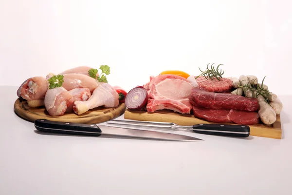 Viande crue. Différents types de viande de porc crue, poulet et boeuf esprit — Photo