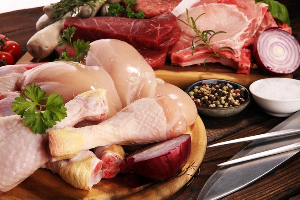 Surowe mięso. Różne rodzaje surowe wieprzowe mięso, kurczaka i wołowiny wit — Zdjęcie stockowe